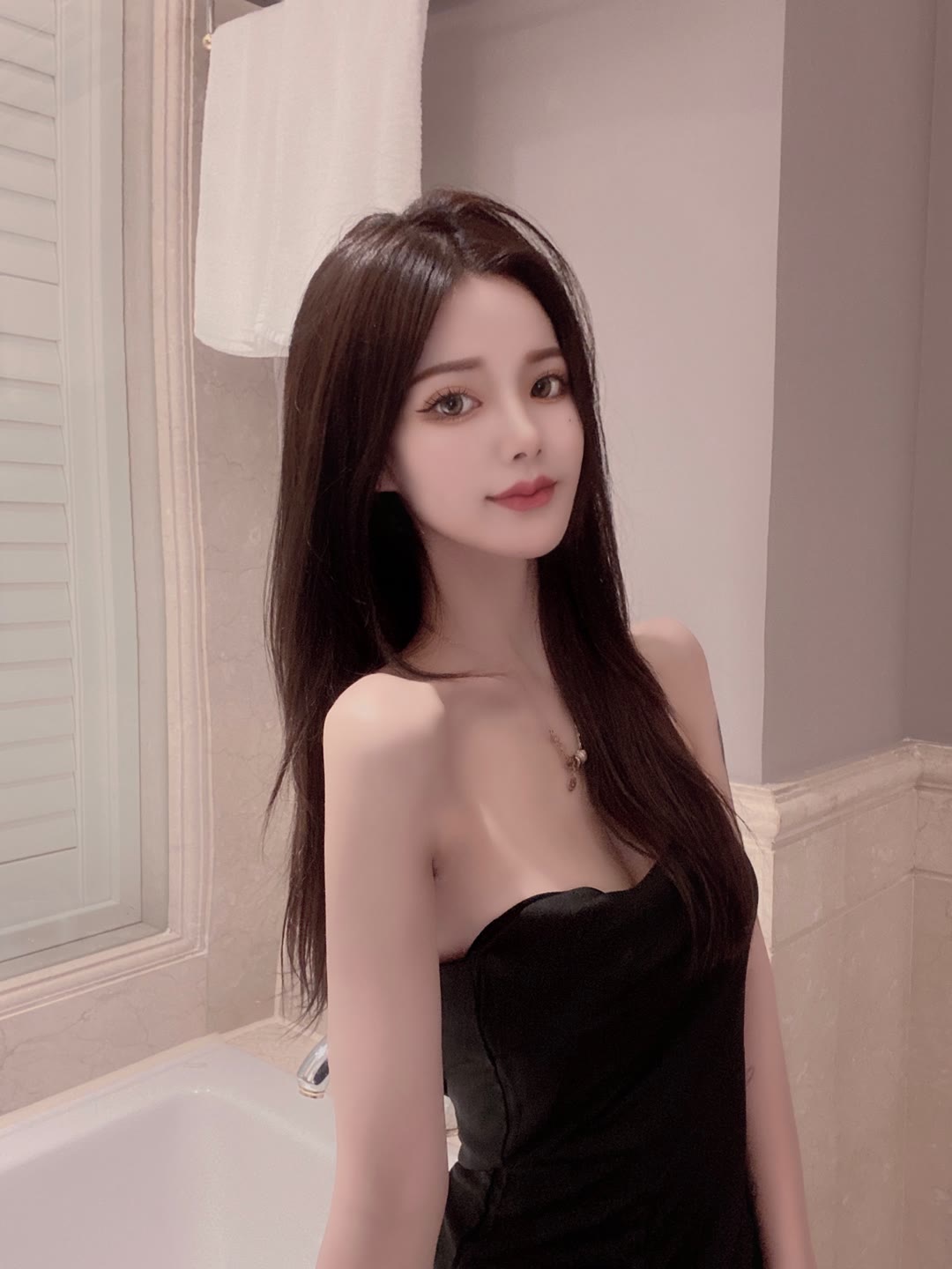 00后纯情小姐姐，黑丝美腿，各种挑逗