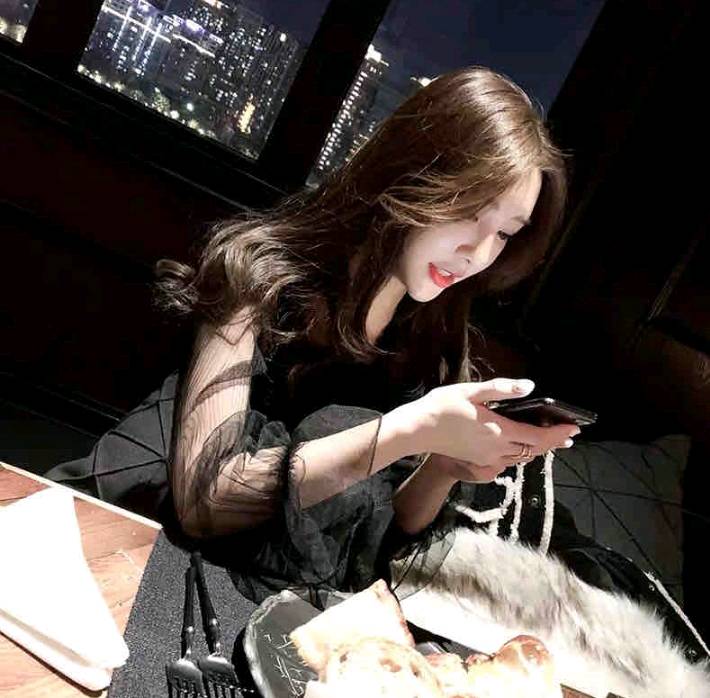 19岁小妹奶大且挺