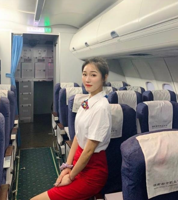 一个粉嫩鲜茶空姐实习生级妹子刚下海很不错